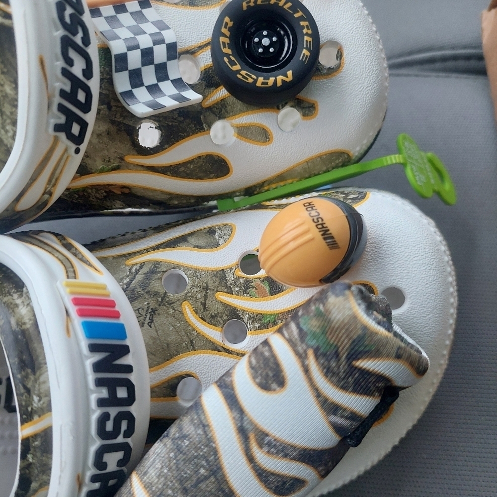New With Tags Nascar Crocs W/ Cup Holder M4 W6 Nascar + Realtree - Picture 2 of 8